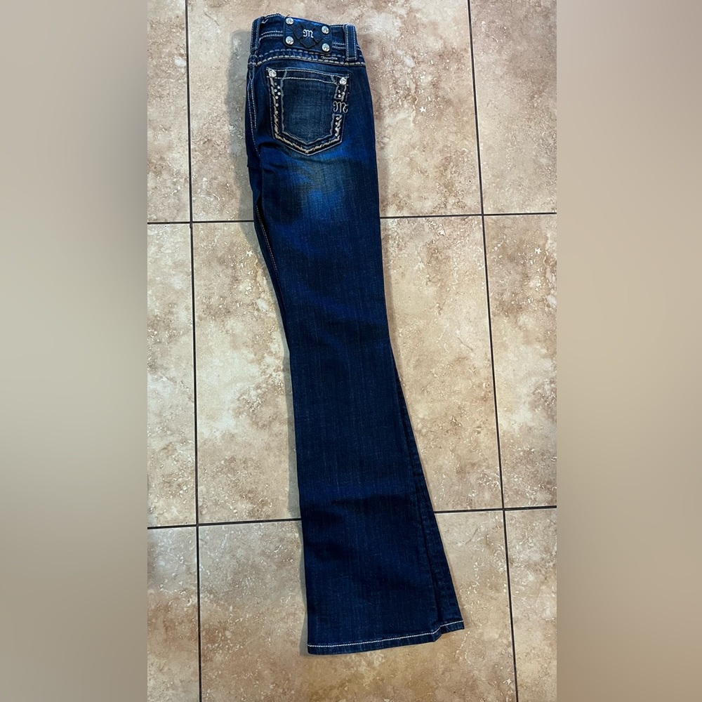 Excellent! Very Minor Wear. Like New!
Beautiful Jeans!
